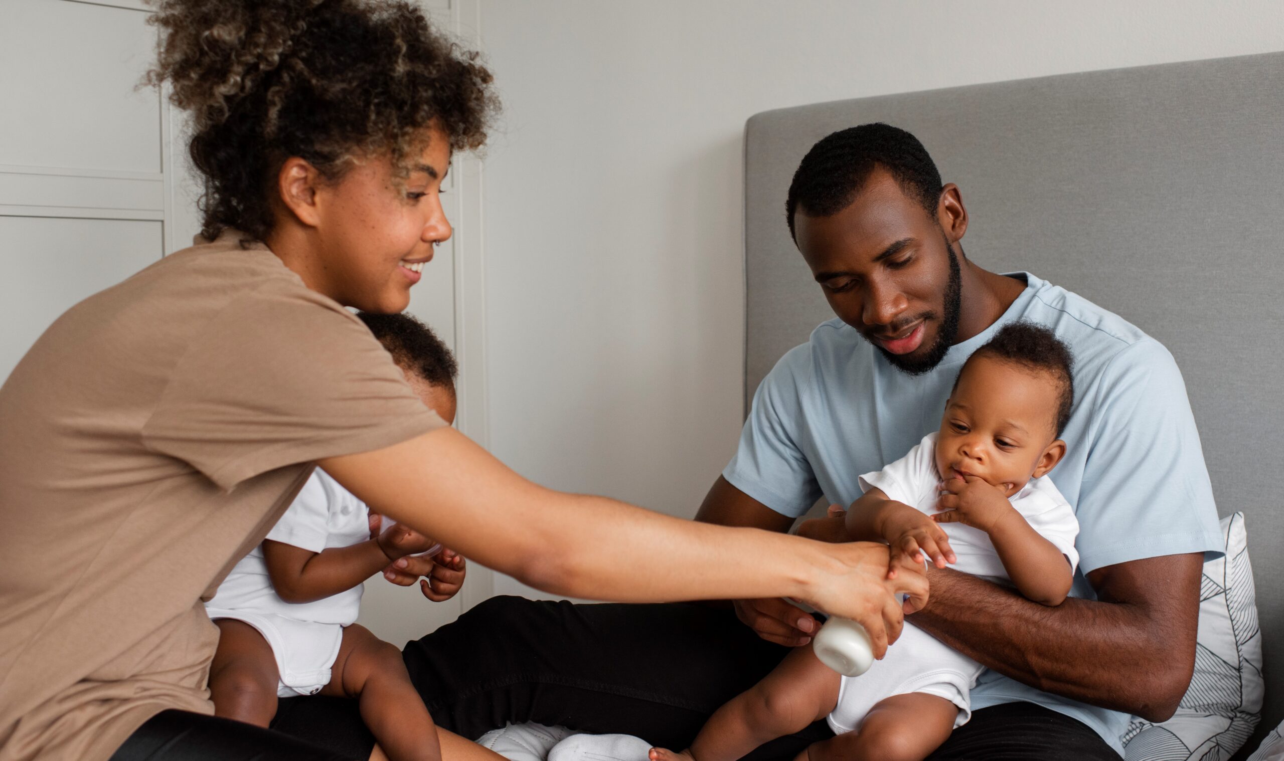 Papa et maman nourrissant leur bébé